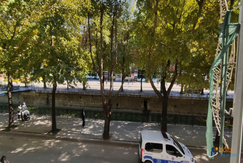 Doruk Emlak Ofisi > DORUK EMLAK OFİSİNDEN ÇARŞI MERKEZDE ANACADDE ÜZERİNDE BARUTÇUOĞLU AVM KARŞISINDA KİRALIK DÜKKANLAR