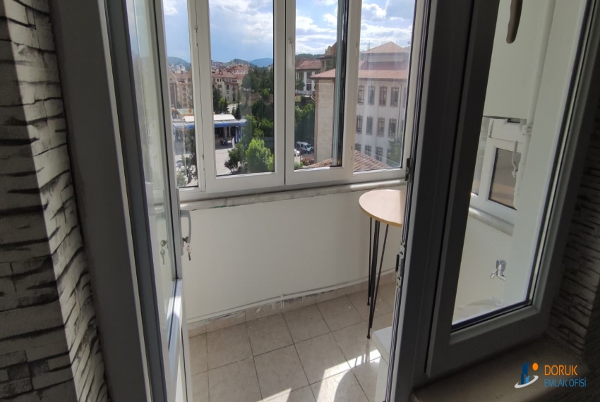 Doruk Emlak Ofisi > SARAÇLAR MAHALLESİ AYTEMİZ AKARYAKIT'IN ARKASINDA TERASLI SATILIK 4+1 DAİRE