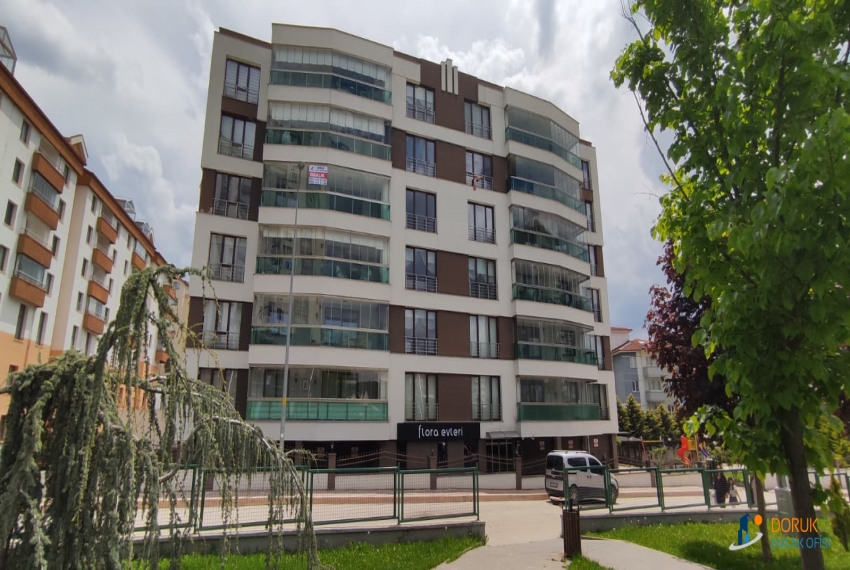 Doruk Emlak Ofisi > DORUK EMLAK'TAN OLUKBAŞI FLORA EVLERİ APARTMANI'NDA GENİŞ 3+1 KİRALIK DAİRE