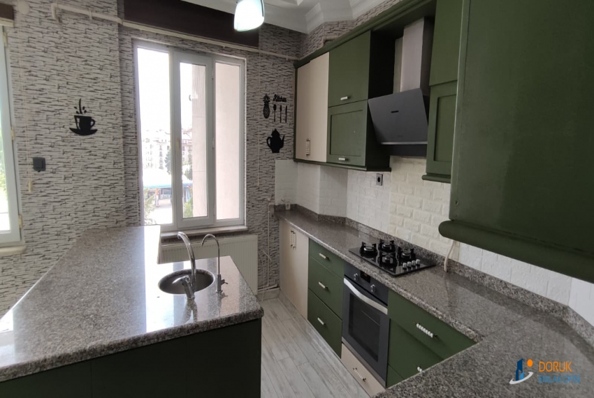 Doruk Emlak Ofisi > SARAÇLAR MAHALLESİ AYTEMİZ AKARYAKIT'IN ARKASINDA TERASLI SATILIK 4+1 DAİRE