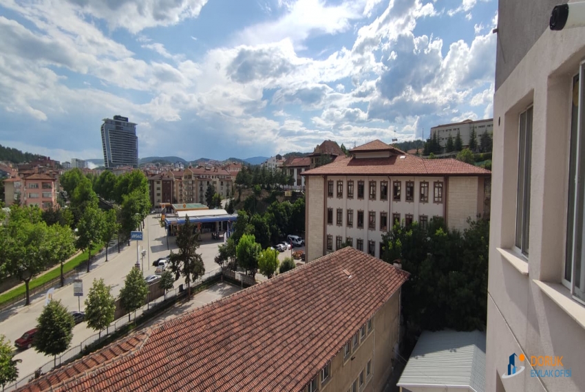 Doruk Emlak Ofisi > SARAÇLAR MAHALLESİ AYTEMİZ AKARYAKIT'IN ARKASINDA TERASLI SATILIK 4+1 DAİRE