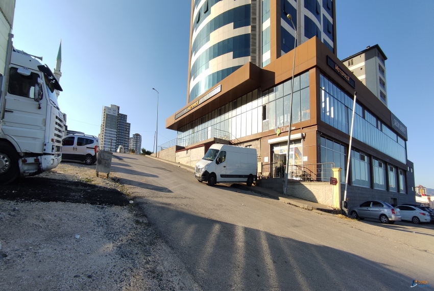 Doruk Emlak Ofisi > DORUK EMLAK OFİSİNDEN CANDAROĞULLARI MAHALLESİ HUKUKÇULAR İŞ MERKEZİNDE 1.500 M2 GENİŞ KİRALIK DÜKKAN