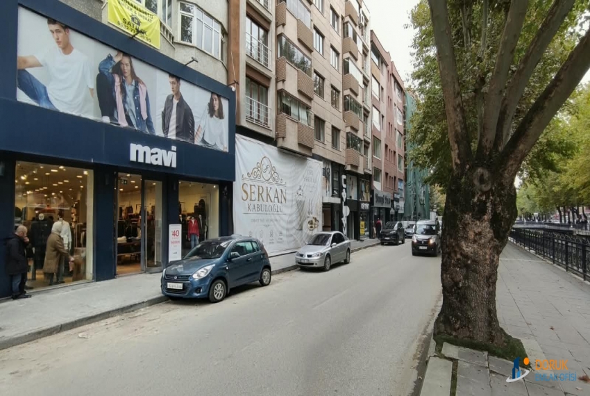 Doruk Emlak Ofisi > DORUK EMLAK OFİSİNDEN ÇARŞI MERKEZDE ANACADDE ÜZERİNDE BARUTÇUOĞLU AVM KARŞISINDA KİRALIK DÜKKANLAR