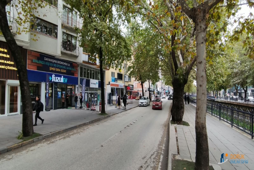 Doruk Emlak Ofisi > DORUK EMLAK OFİSİNDEN ÇARŞI MERKEZDE ANACADDE ÜZERİNDE BARUTÇUOĞLU AVM KARŞISINDA KİRALIK DÜKKANLAR