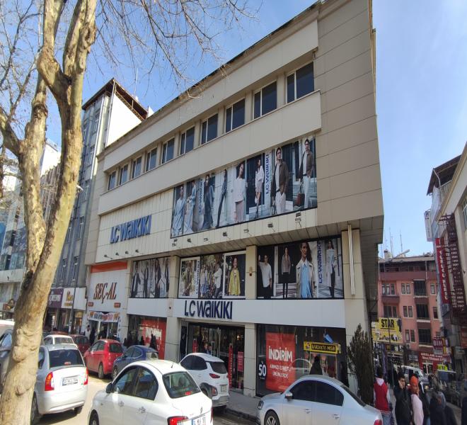 DORUK EMLAK OFİSİNDEN ÇARŞI MERKEZDE ANACADDE ÜZERİNDE LC WAİKİKİ MAĞAZASI ÜST KATINDA 1.200 M2 KİRALIK DÜKKAN