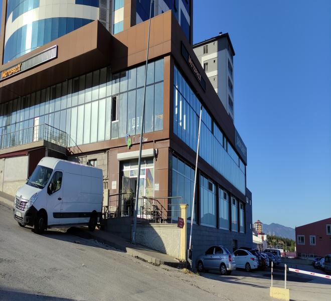 DORUK EMLAK OFİSİNDEN CANDAROĞULLARI MAHALLESİ HUKUKÇULAR İŞ MERKEZİNDE 1.500 M2 YÜKSEK KİRA GETİRİLİ GENİŞ SATILIK DÜKKAN